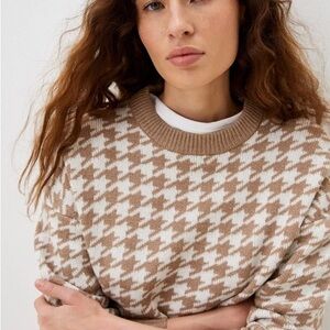 H&M Tan and White Houndstooth Sweater